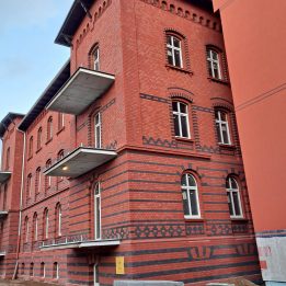 Kompleksowa renowacja elewacji ceglanej budynku przy ul. Lindego w Legnicy.